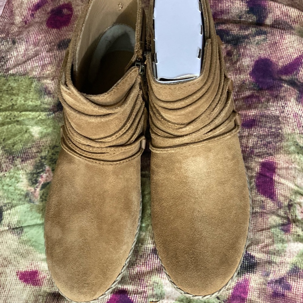Hello, it is a brand new ugg shoes for women, size 9.5, - Picture 6 of 10